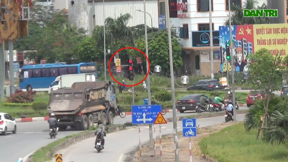 Hà Nội: Rùng mình cảnh hung thần xa lộ nối đuôi nhau vượt đèn đỏ - 4 Hà Nội: Rùng mình cảnh hung thần xa lộ nối đuôi nhau vượt đèn đỏ - 4