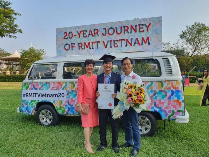 Hoàng Nhật Minh cùng ba mẹ ngày tốt nghiệp đại học năm 2021.