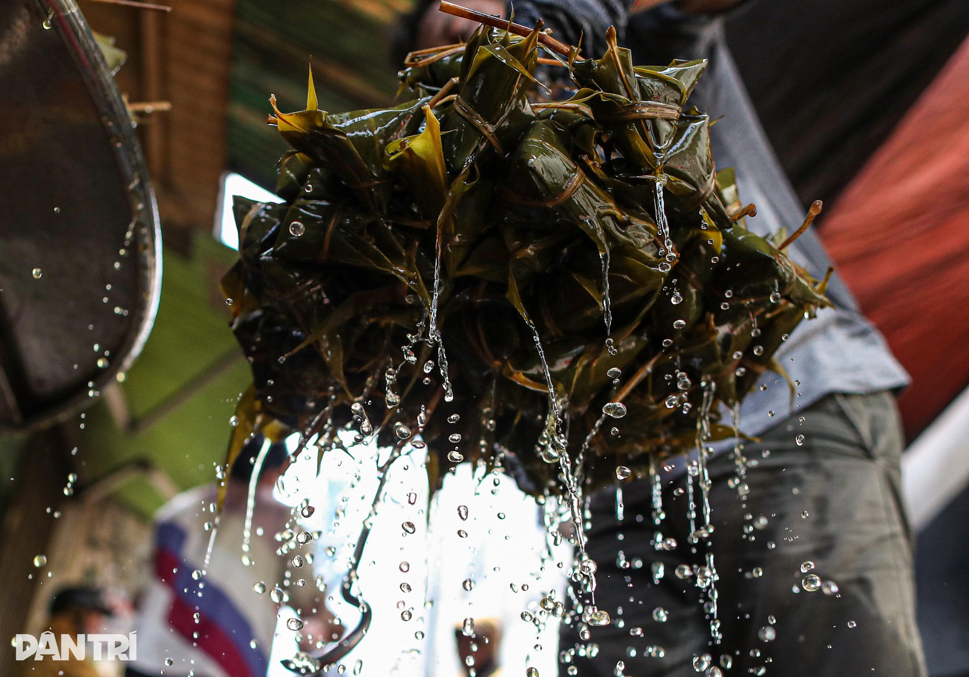 Xóm bánh ú lớn nhất TPHCM đỏ lửa suốt ngày đêm dịp Tết Đoan Ngọ - 9 Xóm bánh ú lớn nhất TPHCM đỏ lửa suốt ngày đêm dịp Tết Đoan Ngọ - 9