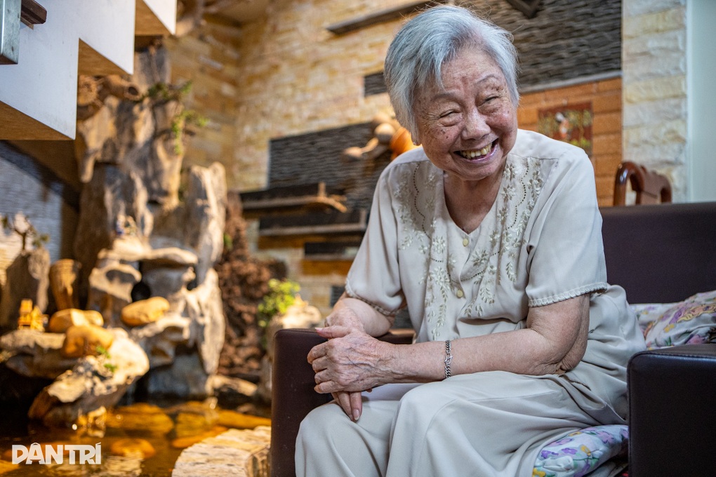 Cụ bà U90 ở Hà Nội nuôi đàn cá bảy màu và hành động khiến ai cũng xúc động - 3