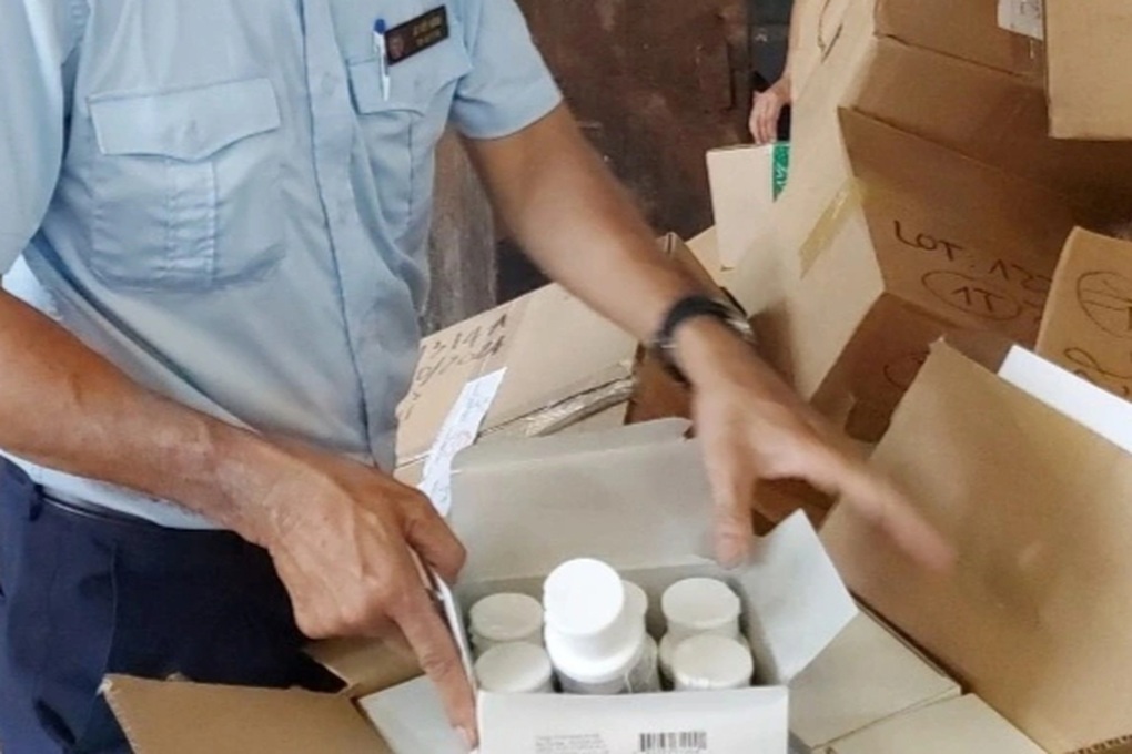 Sở Y tế TPHCM chỉ đạo khẩn vụ 10.000 chai nước hoa giả - 2 Sở Y tế TPHCM chỉ đạo khẩn vụ 10.000 chai nước hoa giả - 2
