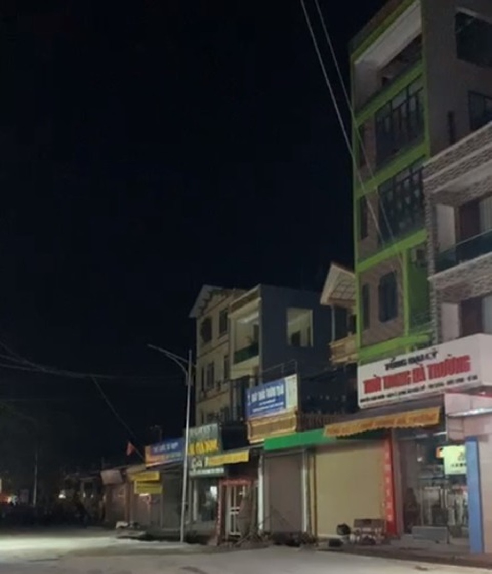 Hà Nội: Xuất hiện hố tử thần sâu 5m, rộng 30m2, nuốt nhà dân - 2 Hà Nội: Xuất hiện hố tử thần sâu 5m, rộng 30m2, nuốt nhà dân - 2