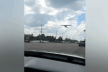 Khoảnh khắc máy bay Mỹ cạn nhiên liệu trên không, lao xuống đường cao tốc