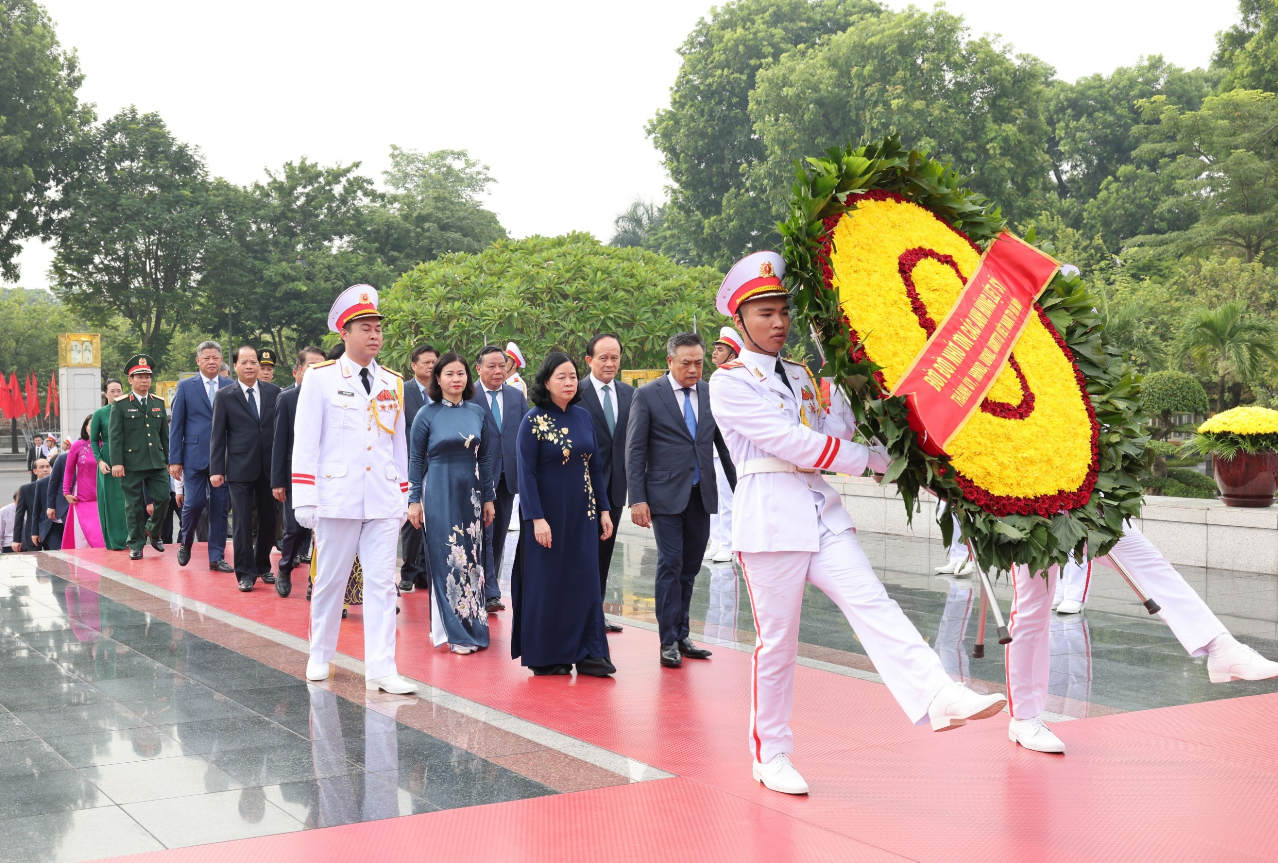 View - Lãnh đạo Đảng, Nhà nước viếng Chủ tịch Hồ Chí Minh và các Anh hùng liệt sĩ | Báo Dân trí