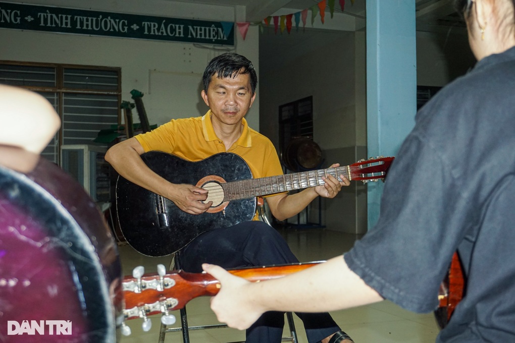 Điều diệu kỳ trong lớp học đàn miễn phí của thầy giáo khuyết tật - 3 Điều diệu kỳ trong lớp học đàn miễn phí của thầy giáo khuyết tật - 3