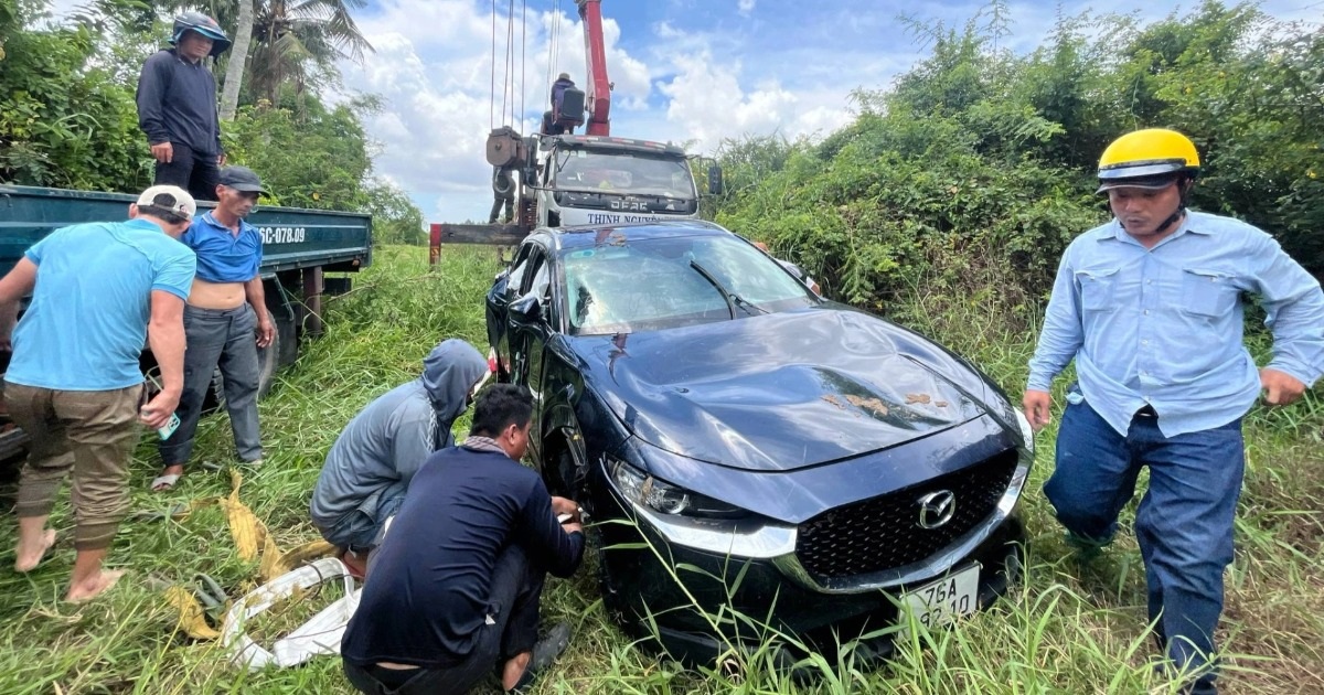 Vụ hai ông cháu thoát chết khi ô tô lao xuống sông: Không rõ vì sao kính mở