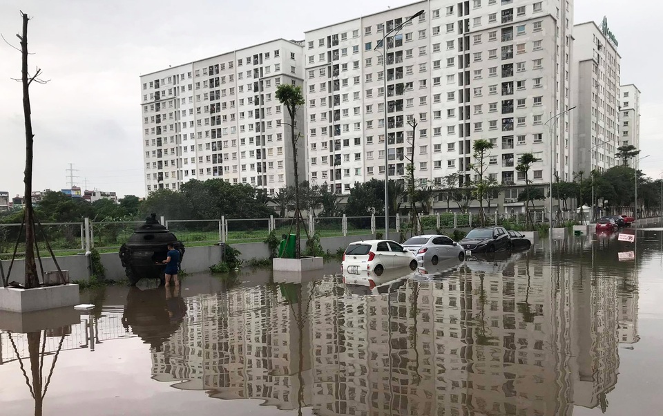 Hà Nội: Hàng loạt ô tô chìm trong dòng nước sau cơn mưa lớn - 5 Hà Nội: Hàng loạt ô tô chìm trong dòng nước sau cơn mưa lớn - 5