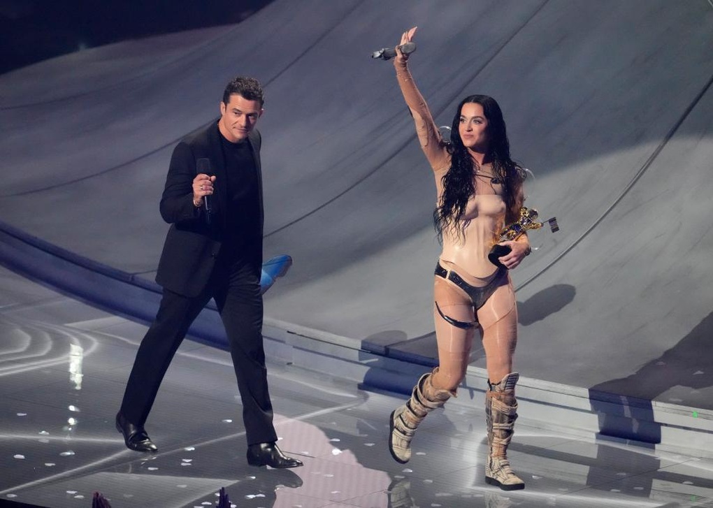 Màn đu người trên không mãn nhãn của Katy Perry tại lễ trao giải VMAs 2024 - 2 Màn đu người trên không mãn nhãn của Katy Perry tại lễ trao giải VMAs 2024 - 2
