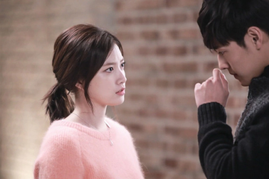 Sau khi xem camera, vợ tôi tức giận lao sang nhà cô hàng xóm