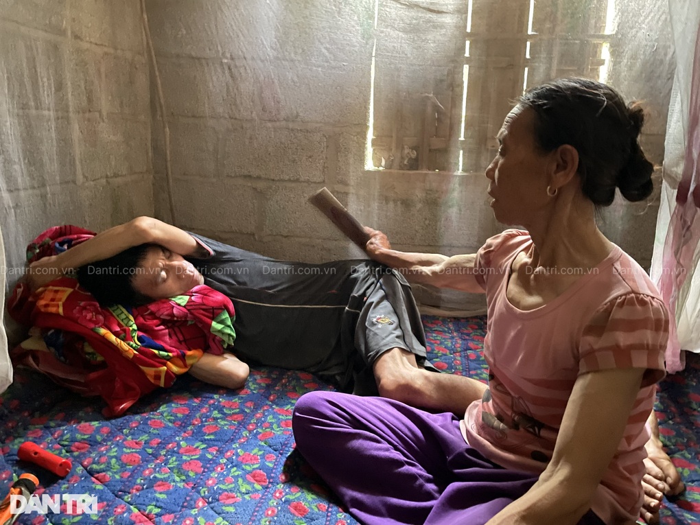 Thương cảnh cha mẹ già yếu nuôi con mù lòa, bệnh tật - 1 Thương cảnh cha mẹ già yếu nuôi con mù lòa, bệnh tật