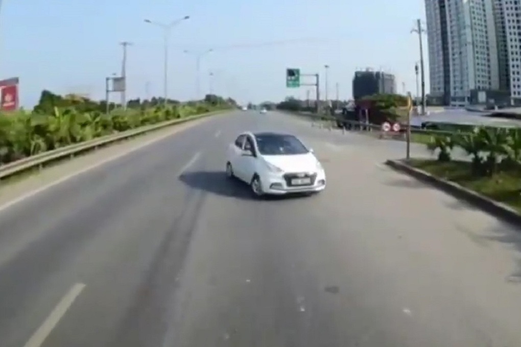 Đi ngược chiều cao tốc Hà Nội-Thái Nguyên, nam tài xế bị phạt 17 triệu đồng - 1 Đi ngược chiều cao tốc Hà Nội-Thái Nguyên, nam tài xế bị phạt 17 triệu đồng - 1