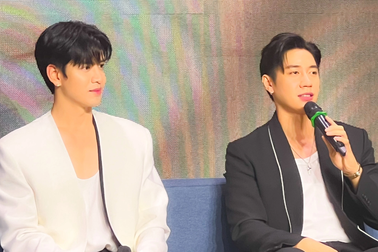 Hai mỹ nam Thái Lan được tiếp đón nồng nhiệt khi lần đầu đến Việt Nam