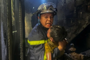 Cảnh sát cứu 3 người mắc kẹt trong vụ cháy nhà ở Hà Nội