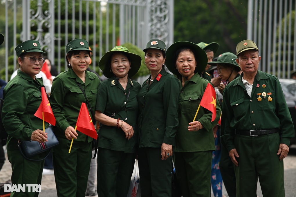 Người dân đổ về trung tâm TPHCM chờ xem diễu binh đại lễ 30/4 - 2 Người dân đổ về trung tâm TPHCM chờ xem diễu binh đại lễ 30/4 - 2