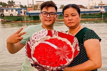 Nam sinh tốt nghiệp loại giỏi dù vừa làm thêm, vừa chăm mẹ bệnh hiểm nghèo