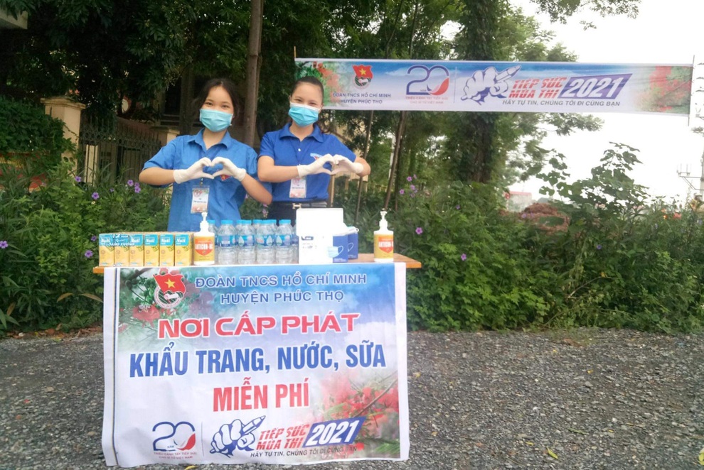 Tình nguyện viên nhiệt tình cõng thí sinh bị thương, che mưa cho thí sinh - 1 Tình nguyện viên nhiệt tình cõng thí sinh bị thương, che mưa cho thí sinh - 1