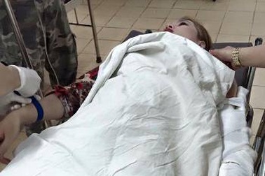 Thiếu nữ bị rạch túi xách, cắt đứt 4 gân tay