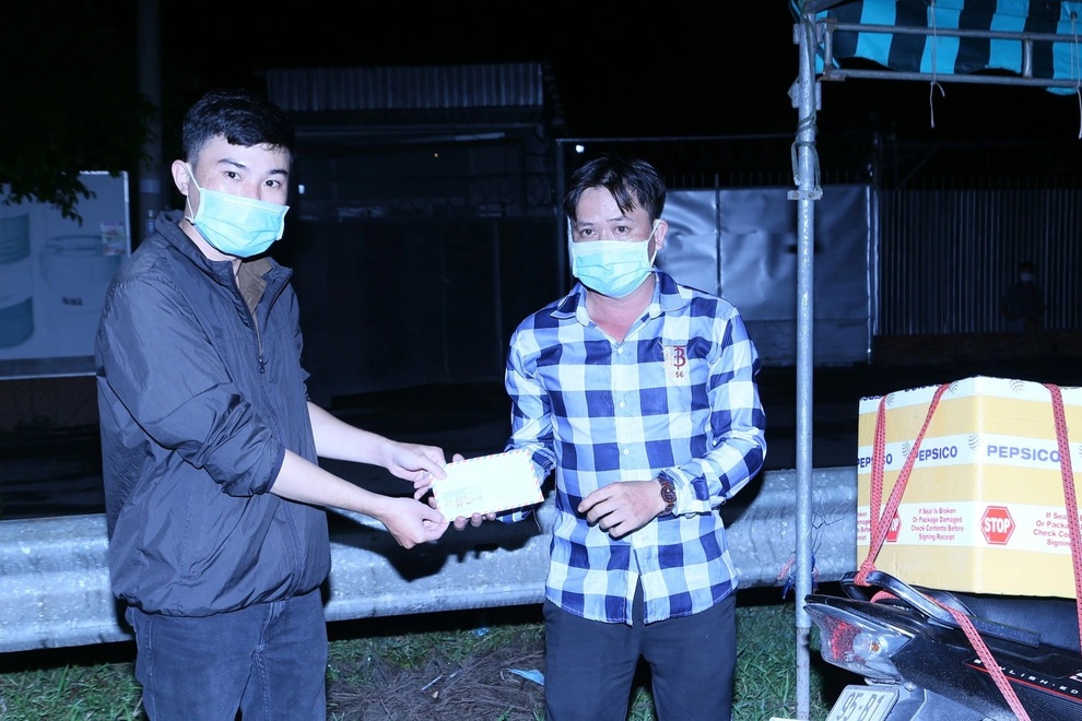 Từ Bình Dương về mấy trăm cây số, vợ ngay sau lưng mà không nói câu nào! - 1 Từ Bình Dương về mấy trăm cây số, vợ ngay sau lưng mà không nói câu nào! - 1