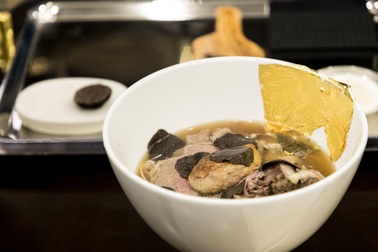 Tranh cãi "phở chọc trời" đắt nhất Việt Nam giá gần 4 triệu đồng/bát