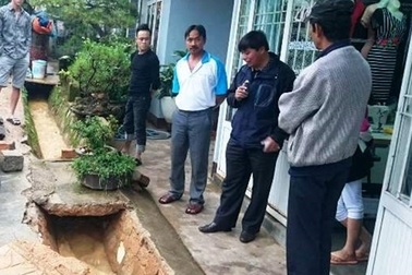 Dọn rác sau mưa, cụ ông bị nước cuốn kẹt trong cống