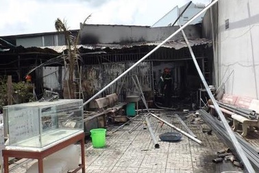 Cháy lớn kèm nhiều tiếng nổ trong khu dân cư