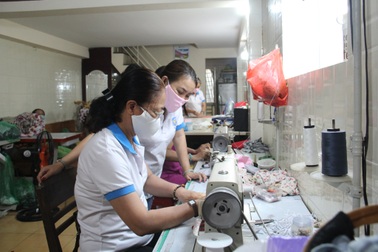 Phụ nữ Đà Nẵng may khẩu trang phát miễn phí cho người dân