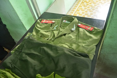 Khám xét nhà đối tượng tiêu thụ xe gian, phát hiện trang phục an ninh