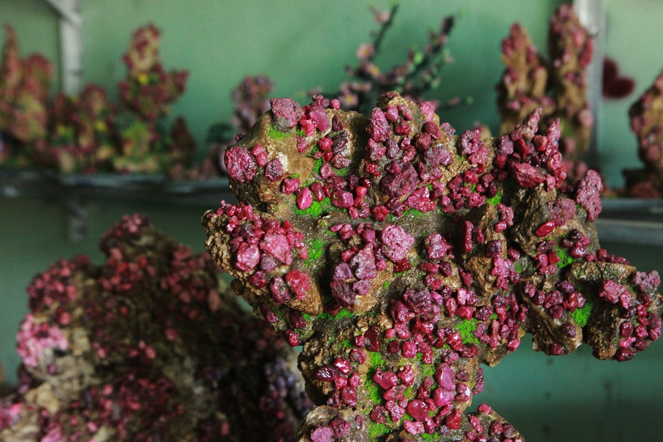 Chiêm ngưỡng hòn non bộ được ghép từ đá ruby có giá gần 2 tỷ đồng - 2 Chiêm ngưỡng hòn non bộ được ghép từ đá ruby có giá gần 2 tỷ đồng - 2