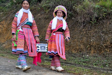 Thiếu nữ Mông xách đài đi chơi tết