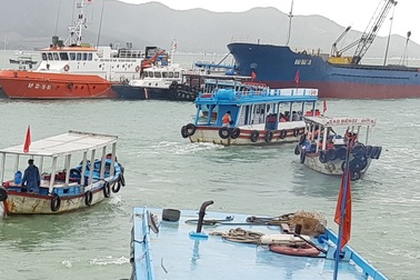 Cứu sống 3 du khách trẻ bị chìm tàu trên Vịnh Nha Trang