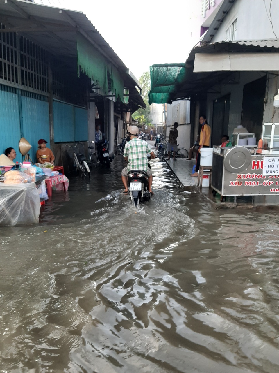 Triều cường “bủa vây” khiến một thị trấn ngập nặng ở Sóc Trăng! - 6 Triều cường “bủa vây” khiến một thị trấn ngập nặng ở Sóc Trăng! - 6