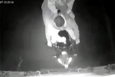 Liều lĩnh đuổi theo xe công-ten-nơ, băng siêu trộm lĩnh đòn