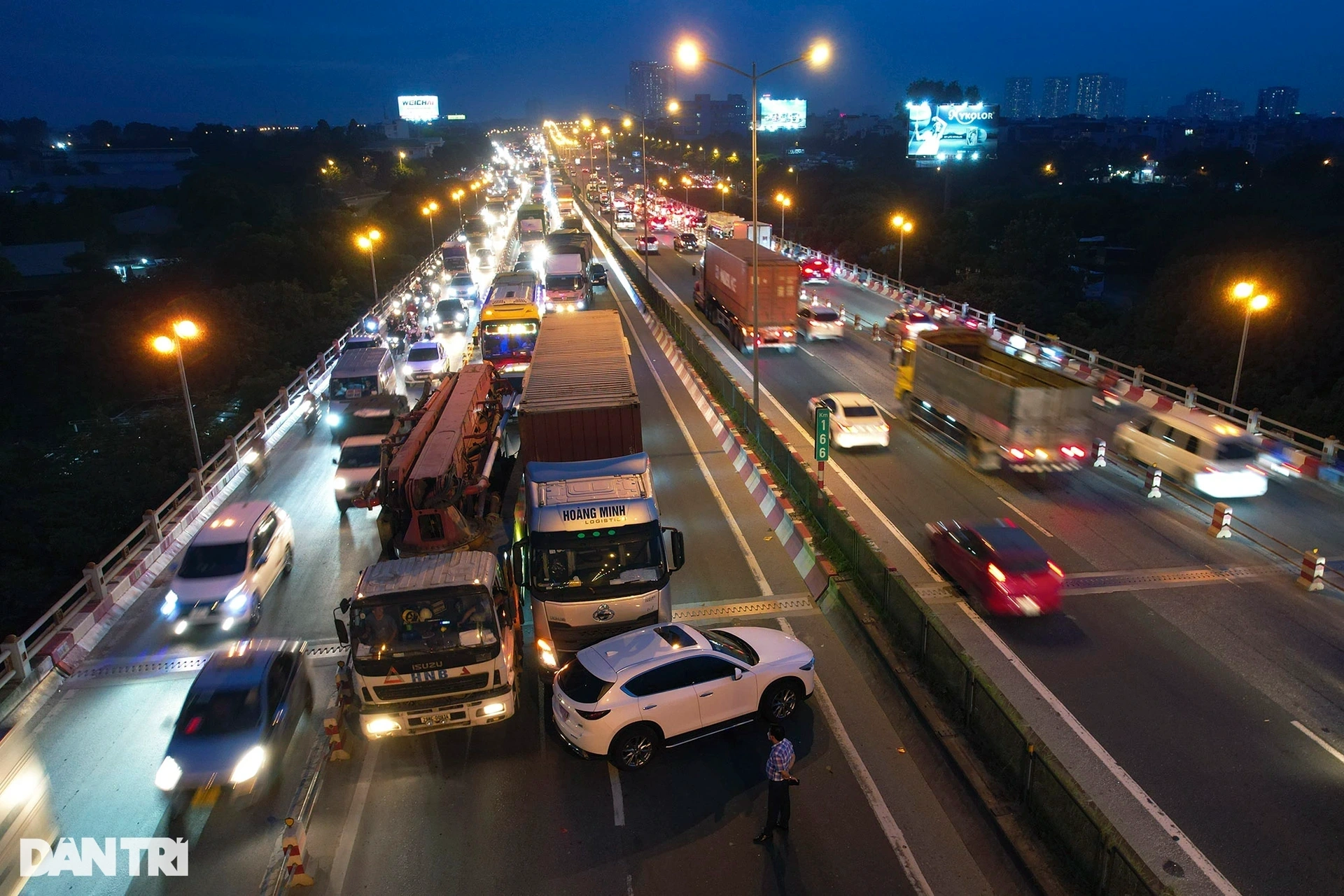 Những chiến sĩ áo vàng căng mình điều tiết giao thông ngày cuối năm - 14 Những chiến sĩ áo vàng căng mình điều tiết giao thông ngày cuối năm - 14