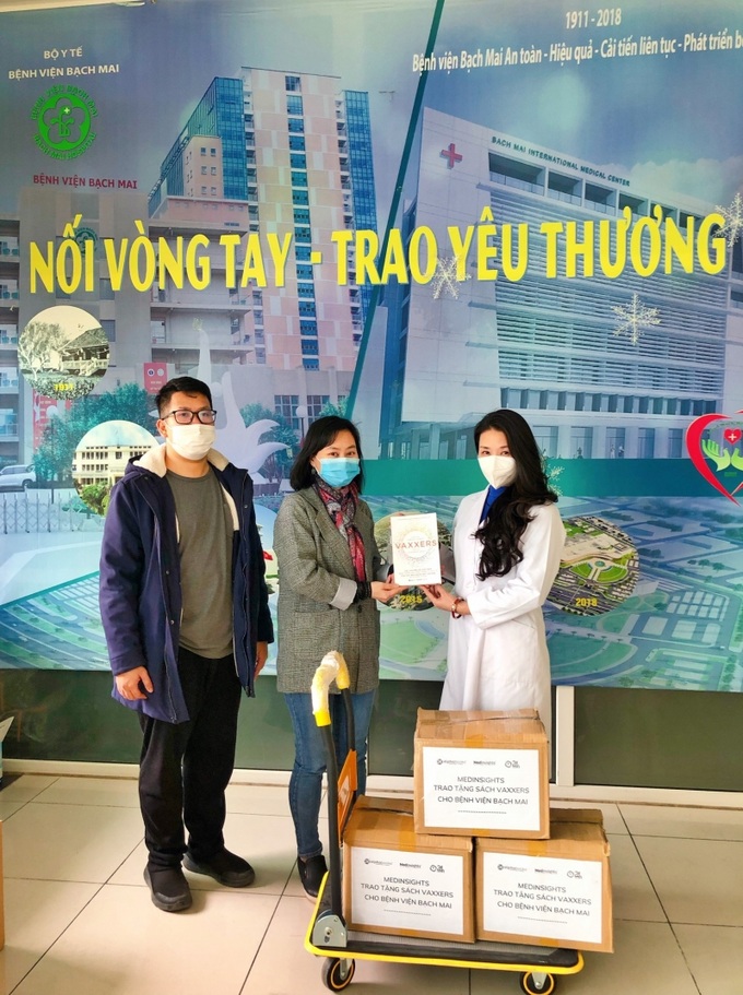 Trao tặng sách cho Bệnh viện Bạch Mai (Hà Nội).
