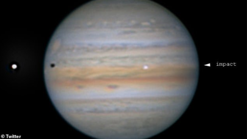 Vật thể lạ tấn công sao Mộc - 1