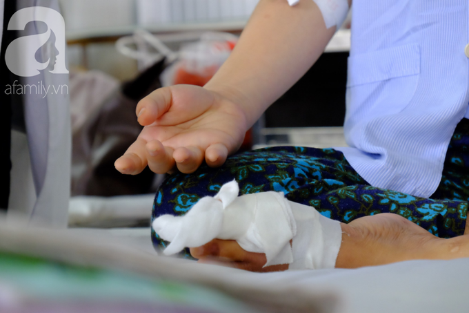 Thương cảnh bé trai 12 tuổi xin nghỉ học, một mình chăm sóc mẹ bị ung thư buồng trứng, tiểu đường nặng trong viện - Ảnh 4. Thương cảnh bé trai 12 tuổi xin nghỉ học, một mình chăm sóc mẹ bị ung thư buồng trứng, tiểu đường nặng trong viện - Ảnh 4.