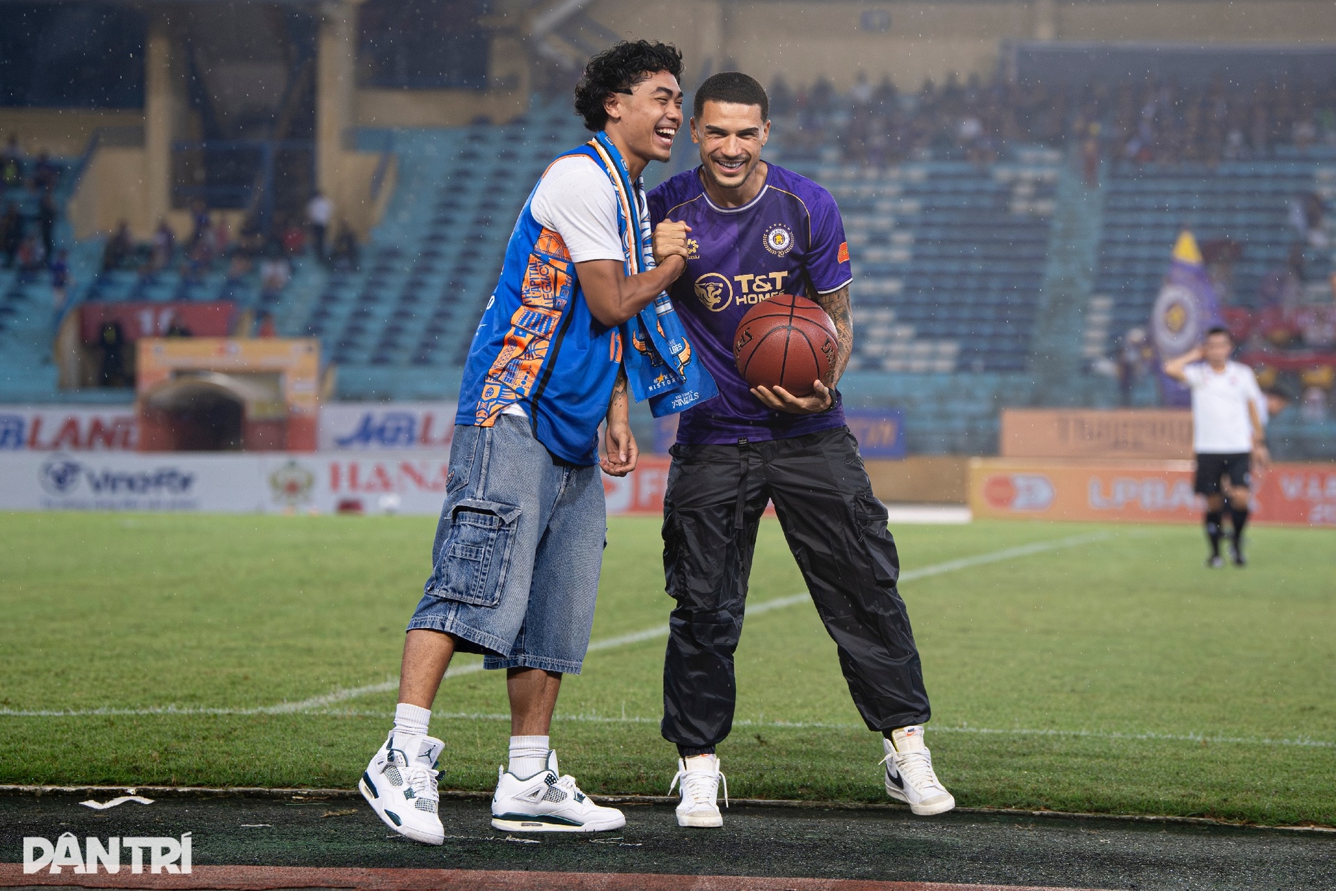 Màn giao lưu bóng đá - bóng rổ độc đáo giữa Hà Nội FC và Hanoi Buffaloes - 12 Màn giao lưu bóng đá - bóng rổ độc đáo giữa Hà Nội FC và Hanoi Buffaloes - 12