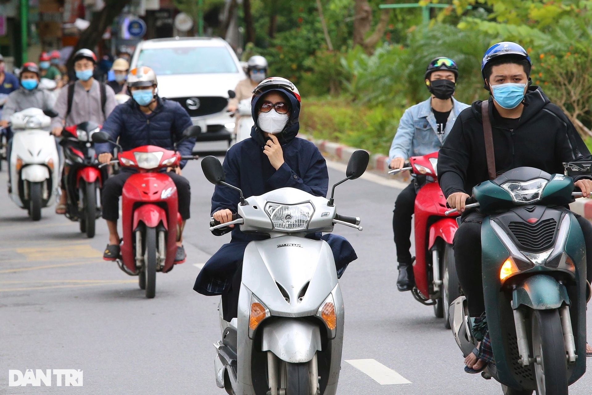 Người Hà Nội co ro trong đợt không khí lạnh tăng cường - 3 Người Hà Nội co ro trong đợt không khí lạnh tăng cường - 3