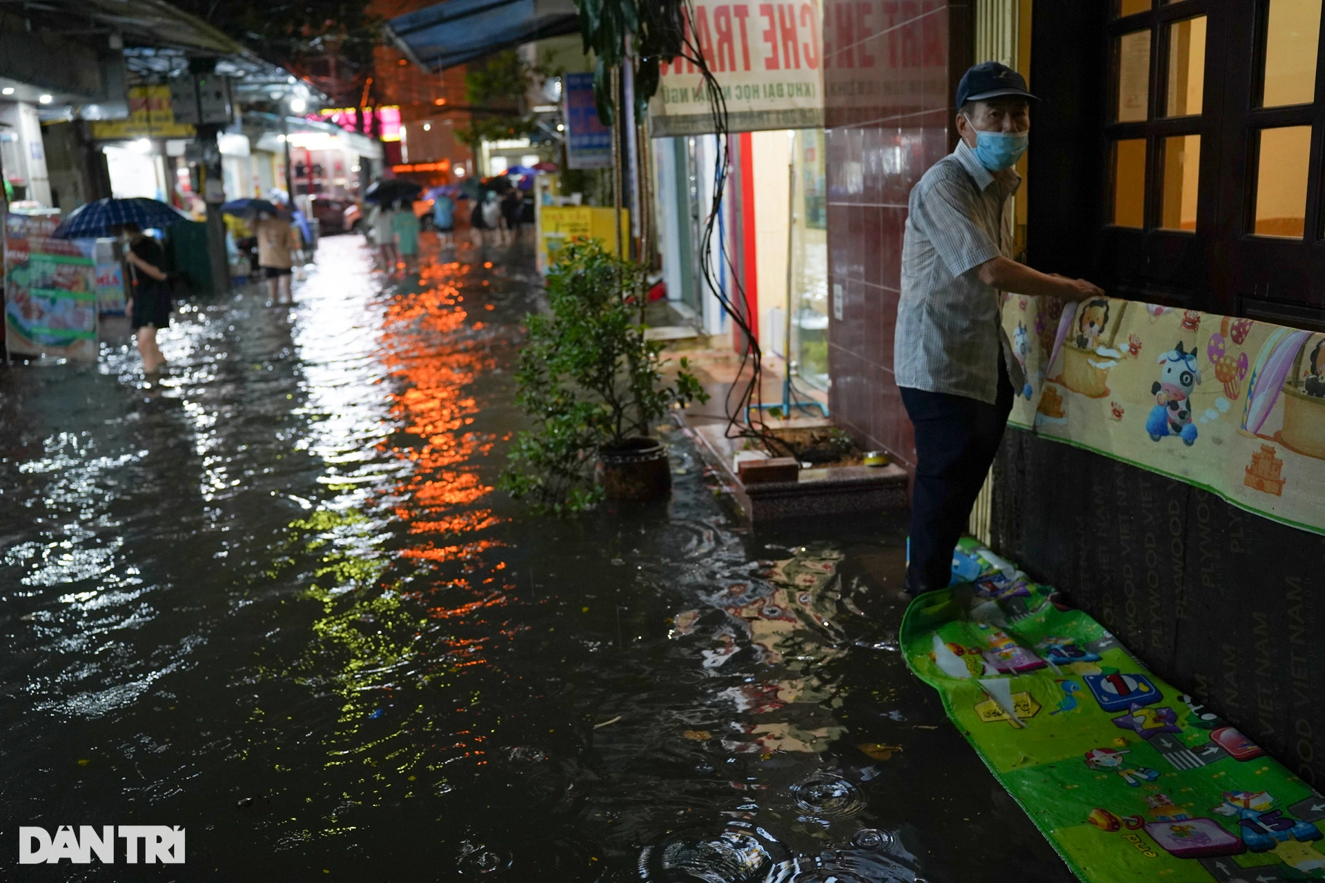 Cứ mưa là nước thối tràn vào nhà, dọn cả ngày không hết mùi nước cống - 7