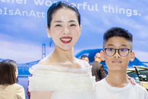 Ca sĩ Lệ Quyên đi sự kiện cùng con trai