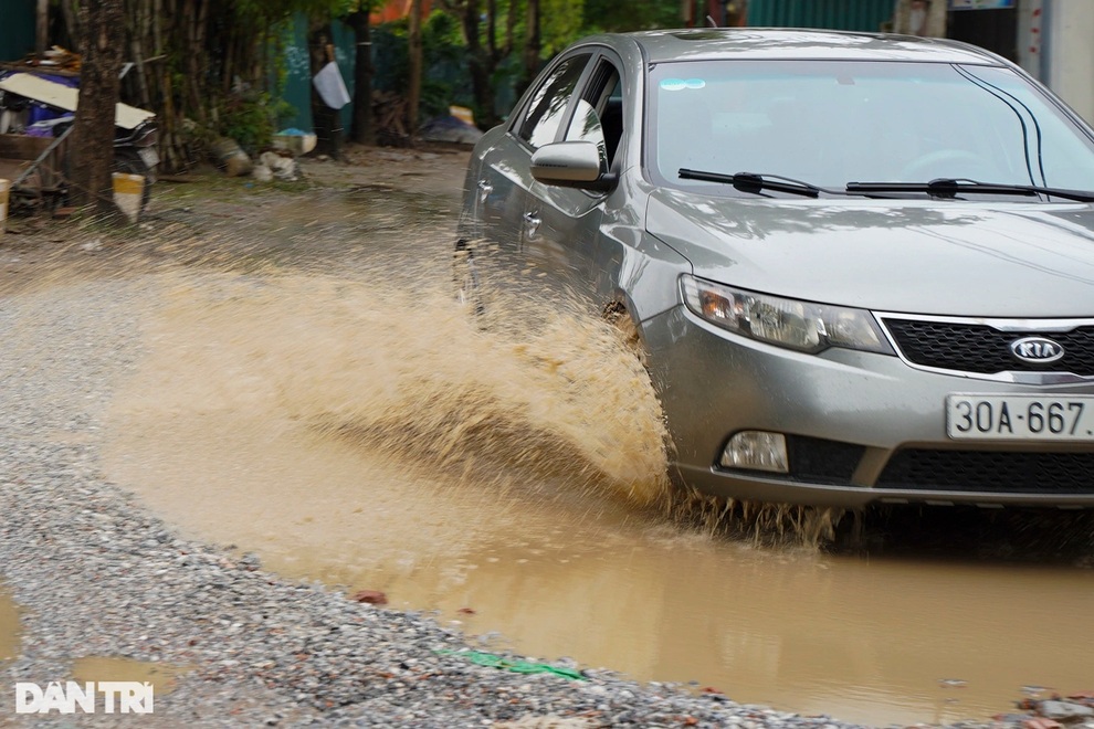 La liệt ổ gà, ổ trâu trên con đường đau khổ ở Hà Nội - 3 La liệt ổ gà, ổ trâu trên con đường đau khổ ở Hà Nội - 3