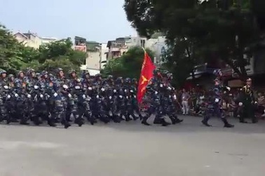 Đoàn diễu binh hướng về phố Liễu Giai - Văn Cao (Clip: Ngọc Tú).