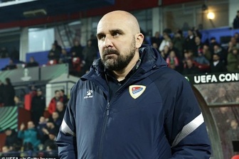 HLV 44 tuổi qua đời ngay trên sân, cầu thủ ôm mặt khóc rưng rức