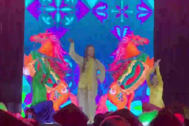 Phương Mỹ Chi trình diễn dưới mưa, lấm lem đầu tóc