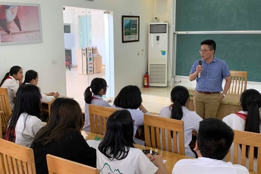 Giáo sư Ngô Bảo Châu dạy toán cho học sinh có hoàn cảnh khó khăn