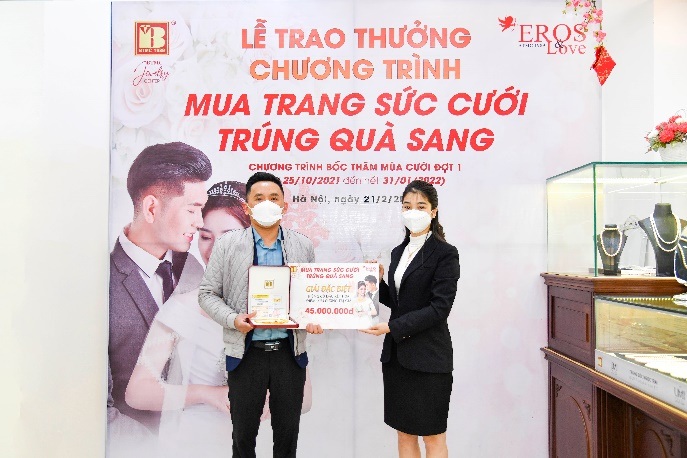 Bảo Tín Minh Châu trao 100 triệu đồng cho khách trúng thưởng mùa cưới đợt 1 - 2