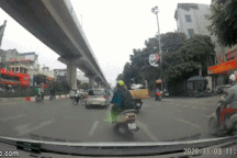 Ô tô, xe máy phanh dúi dụi vì một chữ "tiện" của người đi xe đạp