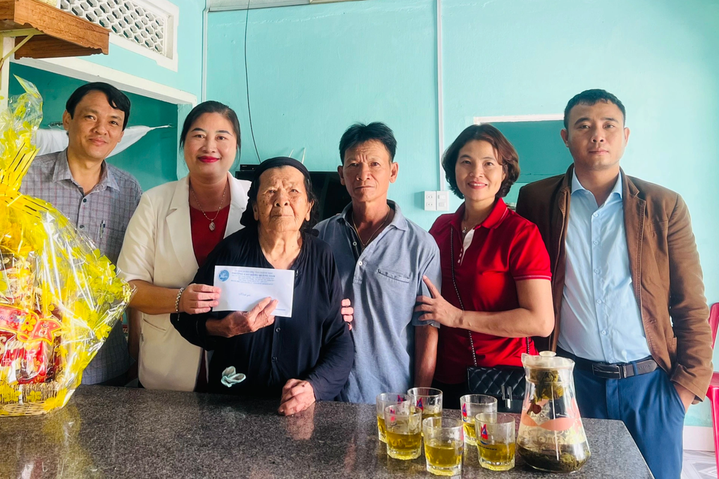 Truong-cao-dang-quang-nam-tang-qua-tet-me-viet-nam-anh-hung_congbinh 2 Truong-cao-dang-quang-nam-tang-qua-tet-me-viet-nam-anh-hung_congbinh 2