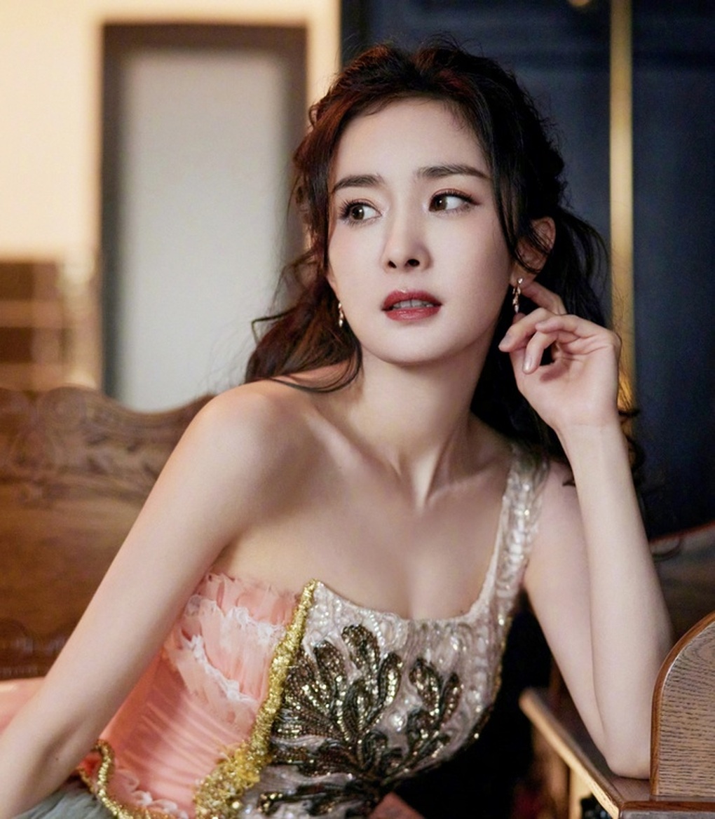 Rộ tin Dương Mịch sắp rời công ty quản lý, tham vọng làm bà chủ toàn quyền - 1 Rộ tin Dương Mịch sắp rời công ty quản lý, tham vọng làm bà chủ toàn quyền - 1