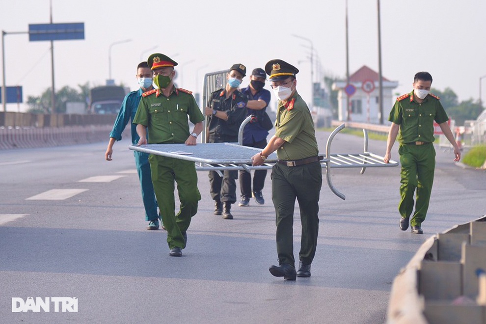 Hà Nội: Ngày đầu triển khai 39 chốt kiểm soát liên ngành tại vùng đỏ - 7 Hà Nội: Ngày đầu triển khai 39 chốt kiểm soát liên ngành tại vùng đỏ - 7